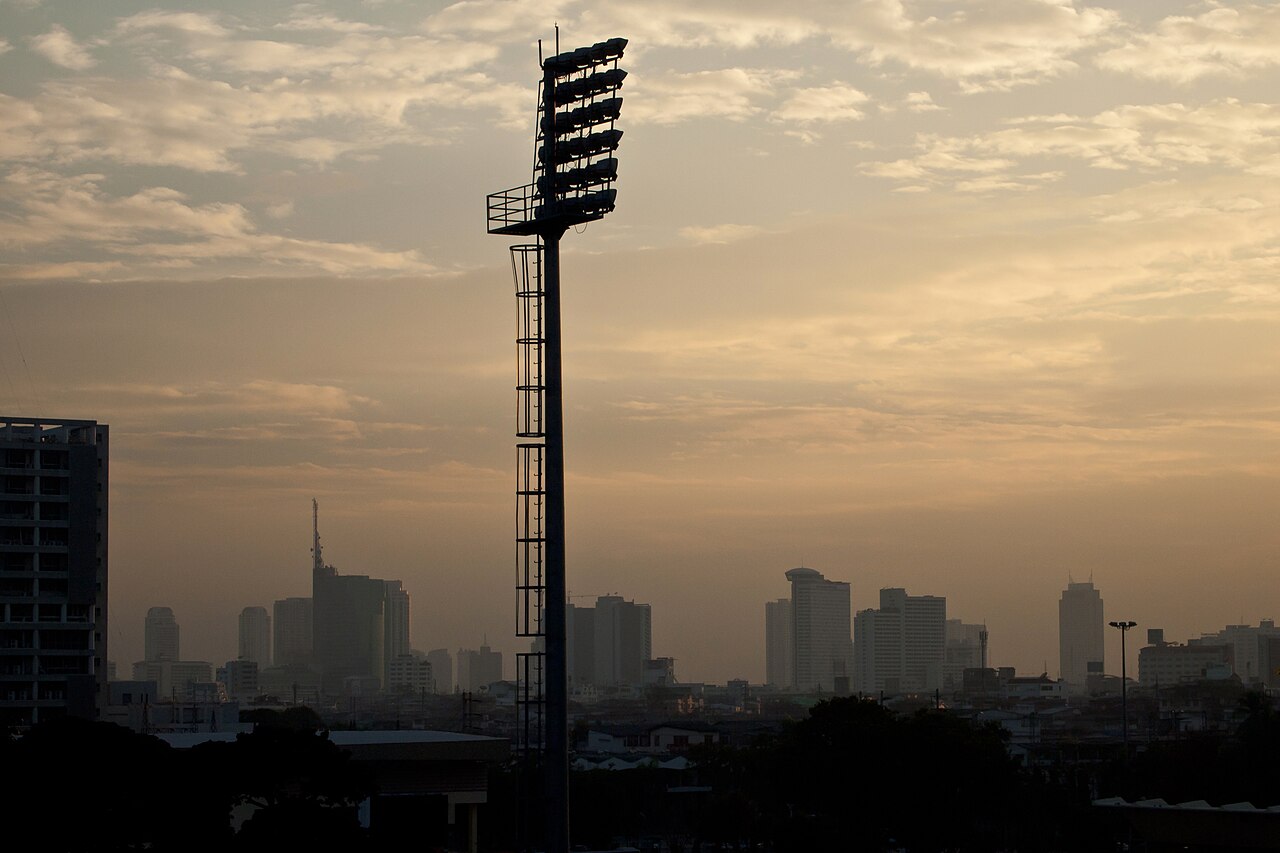 ท้องฟ้ายามเย็นเหนือแนวอาคารตึกสูงใจกลางกรุงเทพมหานคร มุมกว้าง